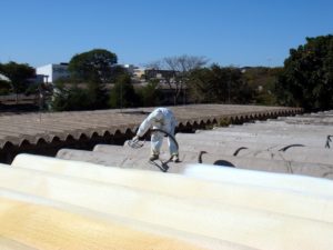projetistas aplicam poliuretano no telhado