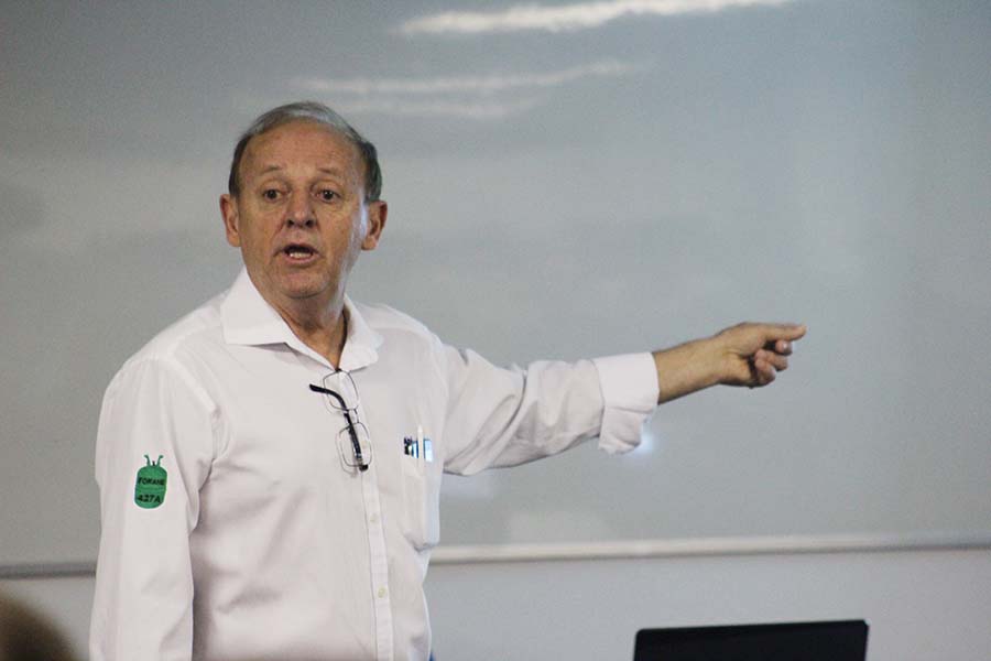 O consultor da área de fluidos refrigerantes da Arkema, Paulo Napoli, proferindo palestra na sede da Asbrav, em Porto Alegre