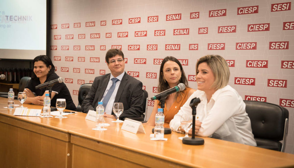 A técnica em refrigeração Carmosinda Santos e as empresárias Graciele Davice (Eletrofrigor) e Leylla Lisboa (Circuito Climatização) durante o painel "A presença feminina no setor de climatização e refrigeração", mediado pelo repórter de tecnologia e negócios da Revista do Frio, Paulo Fernando Costa | Foto: Silvia Lavagnoli﻿