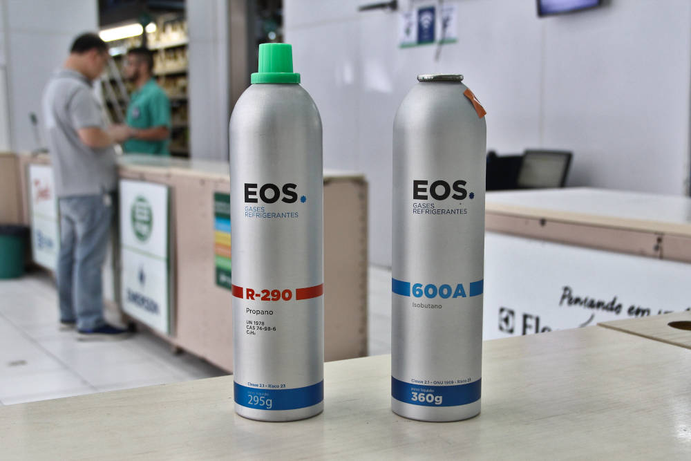 Fluidos refrigerantes propano (R-290) e isobutano (R-600a) em loja da Frigelar