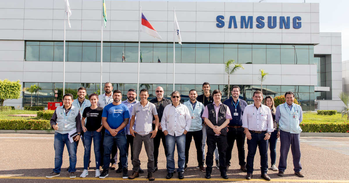 Instaladores de ar-condicionado na fábrica da Samsung em Manaus
