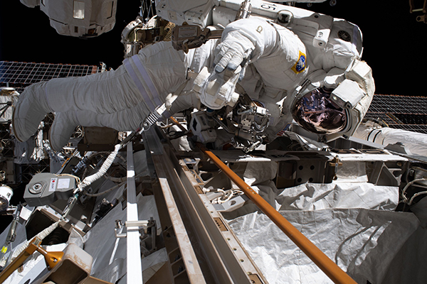 Astronauta fazendo manutenção no espaço