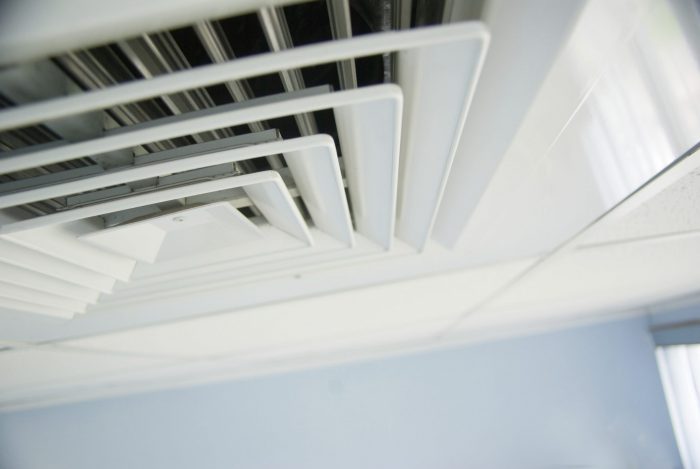 Detalhe de um ar condicionado, o mercado deve seguir as normas do PMOC na manutenção.